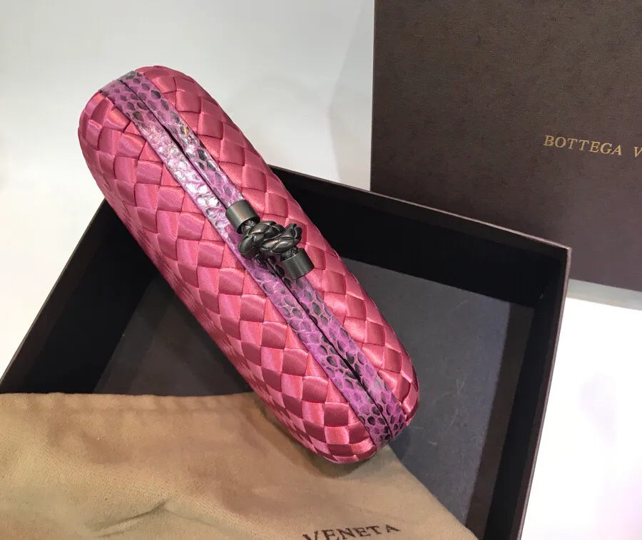 The latest and most popular Knot clutch from the 8651 counter is made of exquisite Japanese silk fabric with snakeskin piping. It looks elegant when worn cross-body or in the hand. It can also be carried by petite girls and can hold 2 iPhone X phones. Size: 20cm*12cm